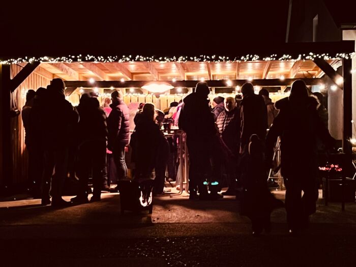 Besucher vor dem Glühweinstand